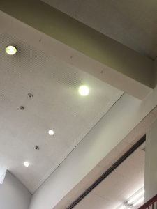 愛知県大治町の商業施設にて高天井ダウンライトのランプ取替電気工事