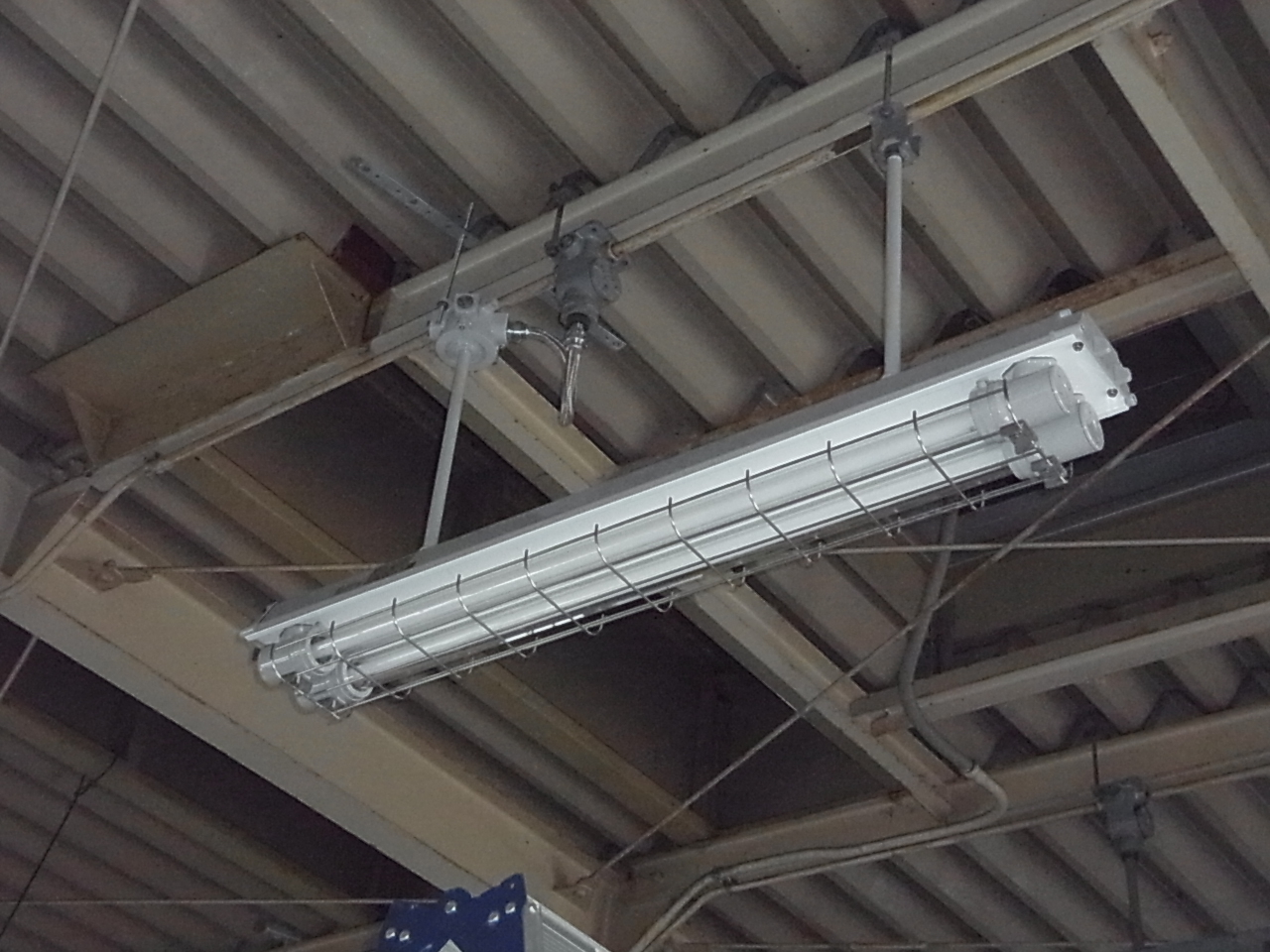 照明器具取替工事(防爆型)② – 工場・倉庫電気工事｜名古屋 電気工事 